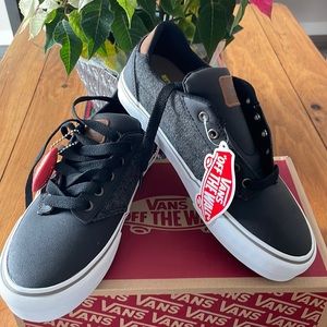 Vans Atwood Deluxe, NIB with tags Vans keychain too!